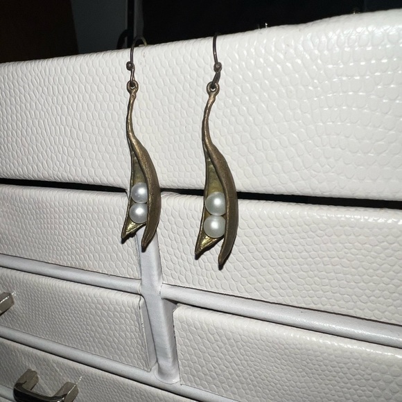 Michael Michaud pea pod pearl earrings - Picture 2 of 3